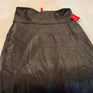 Spanx faux leather pencil skirt! New with tags in Women’s size medium.